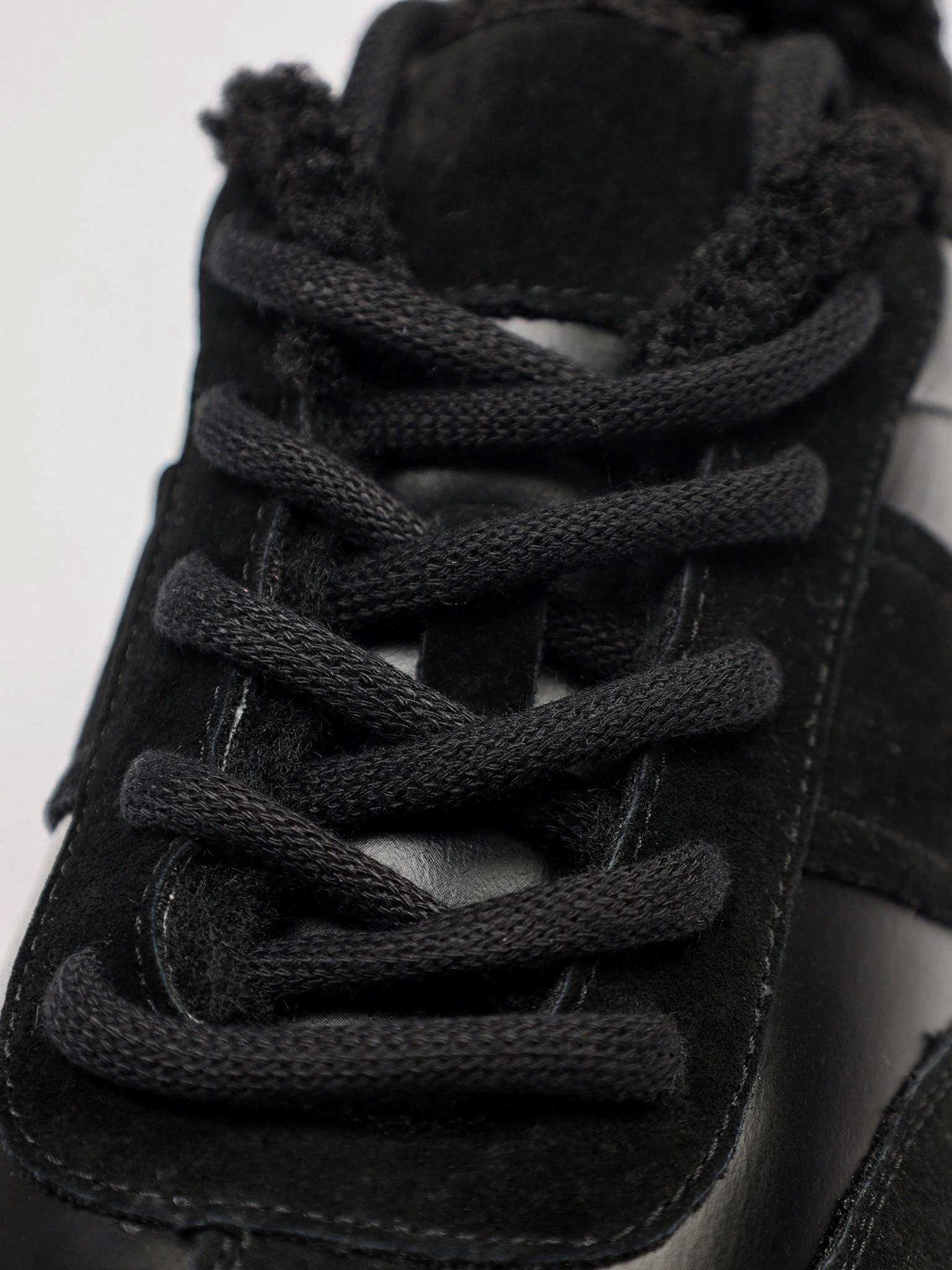 Кроссовки комбинированные черного цвета на рельефной подошве